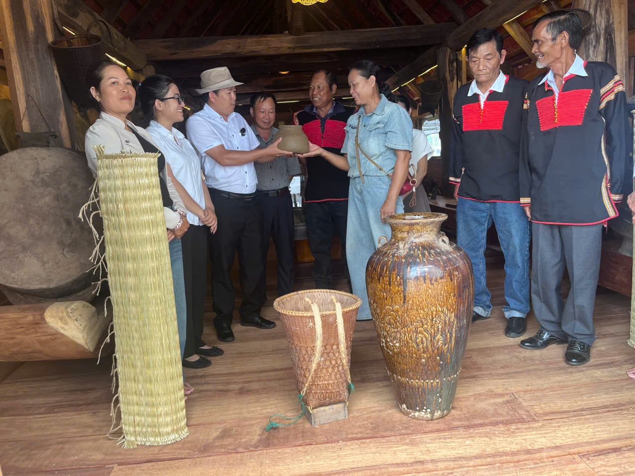 Buổi tặng chiếu, gốm, ché cho Bảo tàng buôn Trấp
