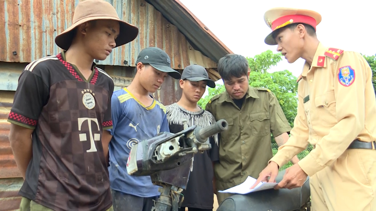 Công an xã Mang Yang tuyên truyền, nhắc nhở thanh thiếu niên chấp hành pháp luật về trật tự, an toàn giao thông. 