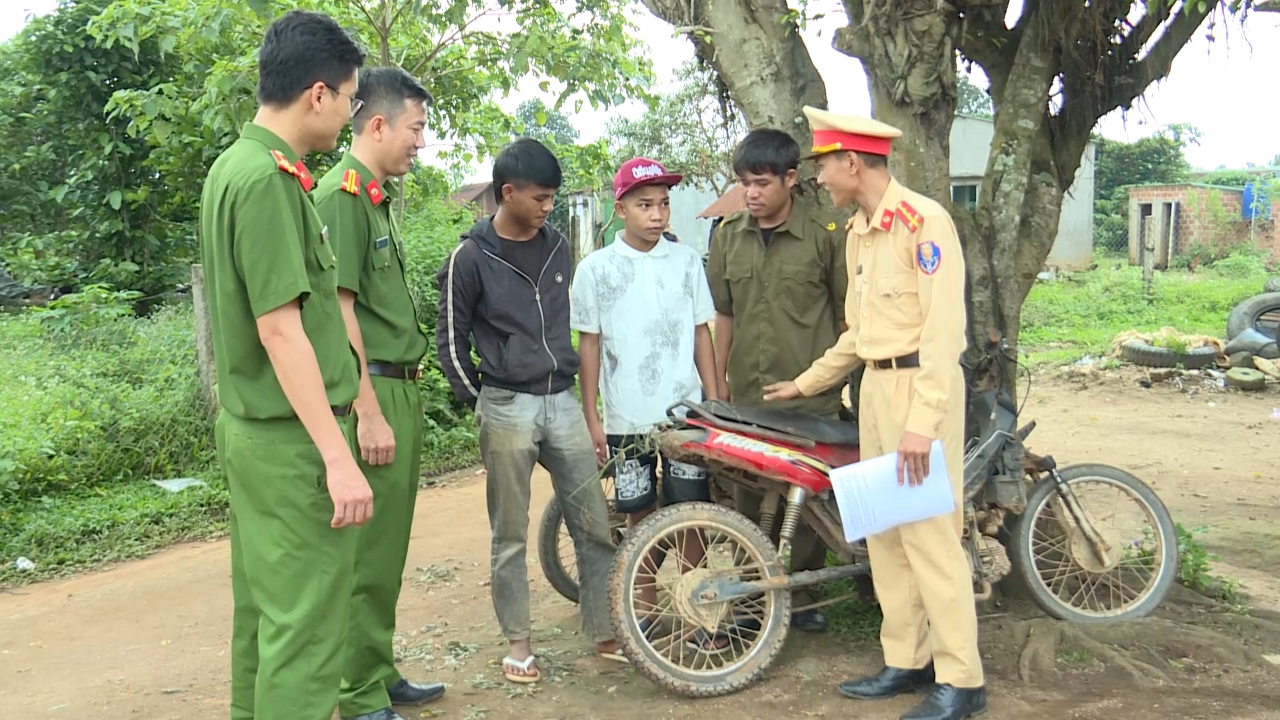 Công an xã Mang Yang tuyên truyền, nhắc nhở thanh thiếu niên chấp hành pháp luật về trật tự, an toàn giao thông. 