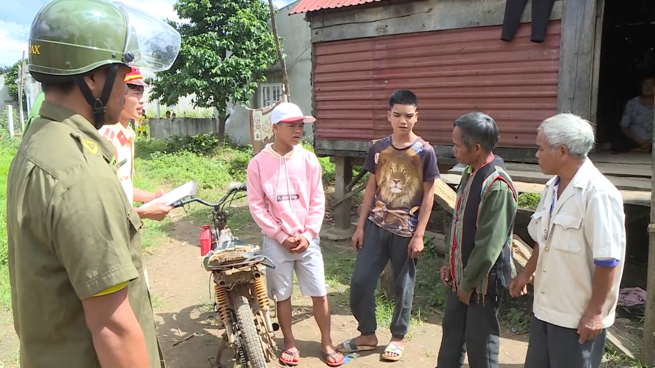 Sau khi được giáo dục, nhắc nhở, thanh niên DTTS trong làng đã có nhiều thay đổi tích cực, chăm chỉ làm ăn, phụ giúp gia đình. 