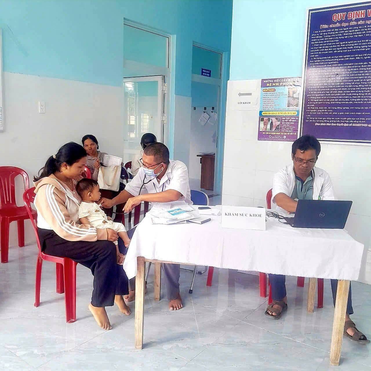 Trạm Y tế xã Ia Dreh, tỉnh Gia Lai thực hiện công tác chăm sóc, quản lý sức khỏe cho trẻ em dưới 6 tuổi