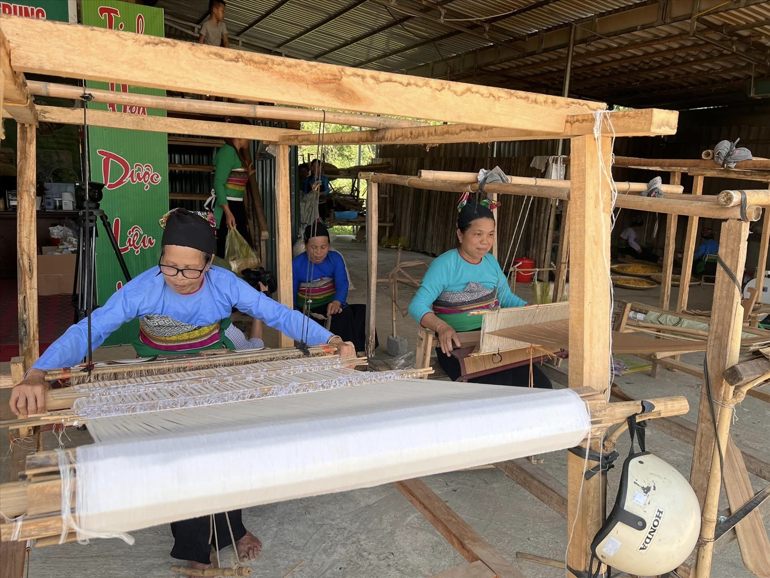 Phụ nữ dân tộc thiểu số ở Thanh Hóa giữ gìn nghề dệt truyền thống của dân tộc