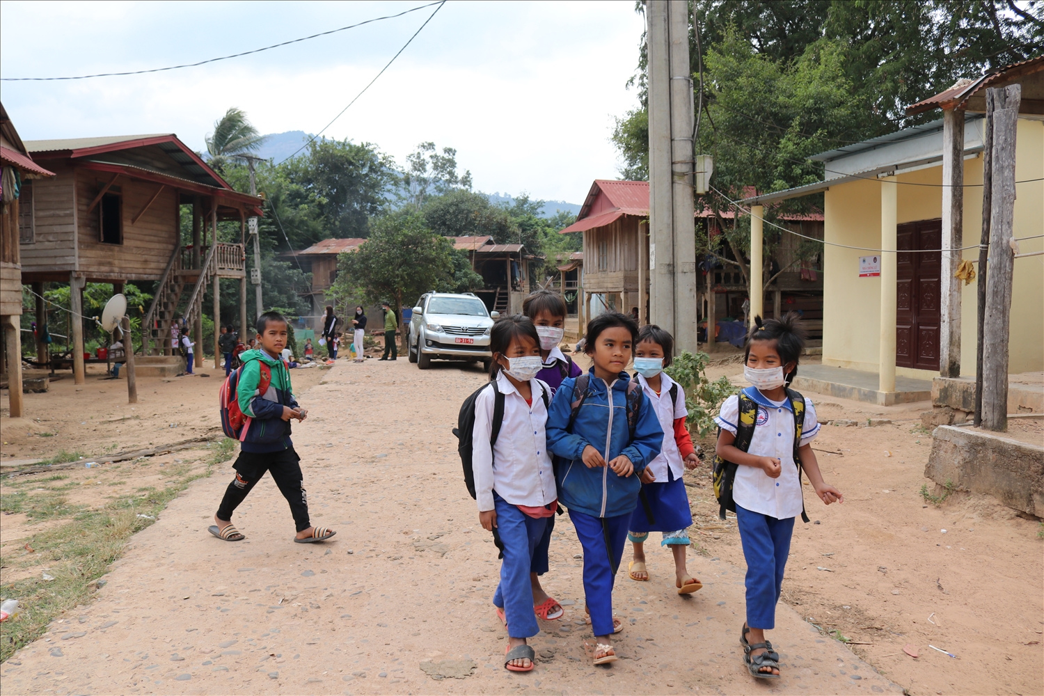 Đường đi học của những đứa trẻ người Bru-Vân Kiều ở xã Lao Bảo, Quảng Trị (Ảnh: Phương Liên)