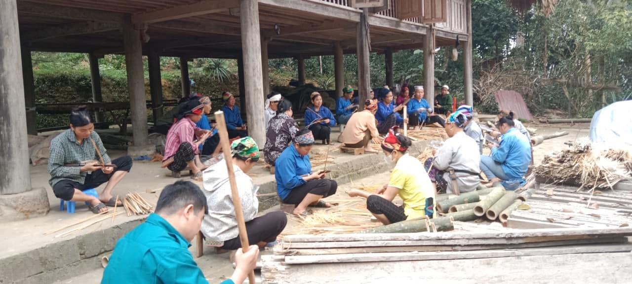 Lớp học nghề làm chổi tre và chổi chít tại xã Hùng An, tỉnh Tuyên Quang 