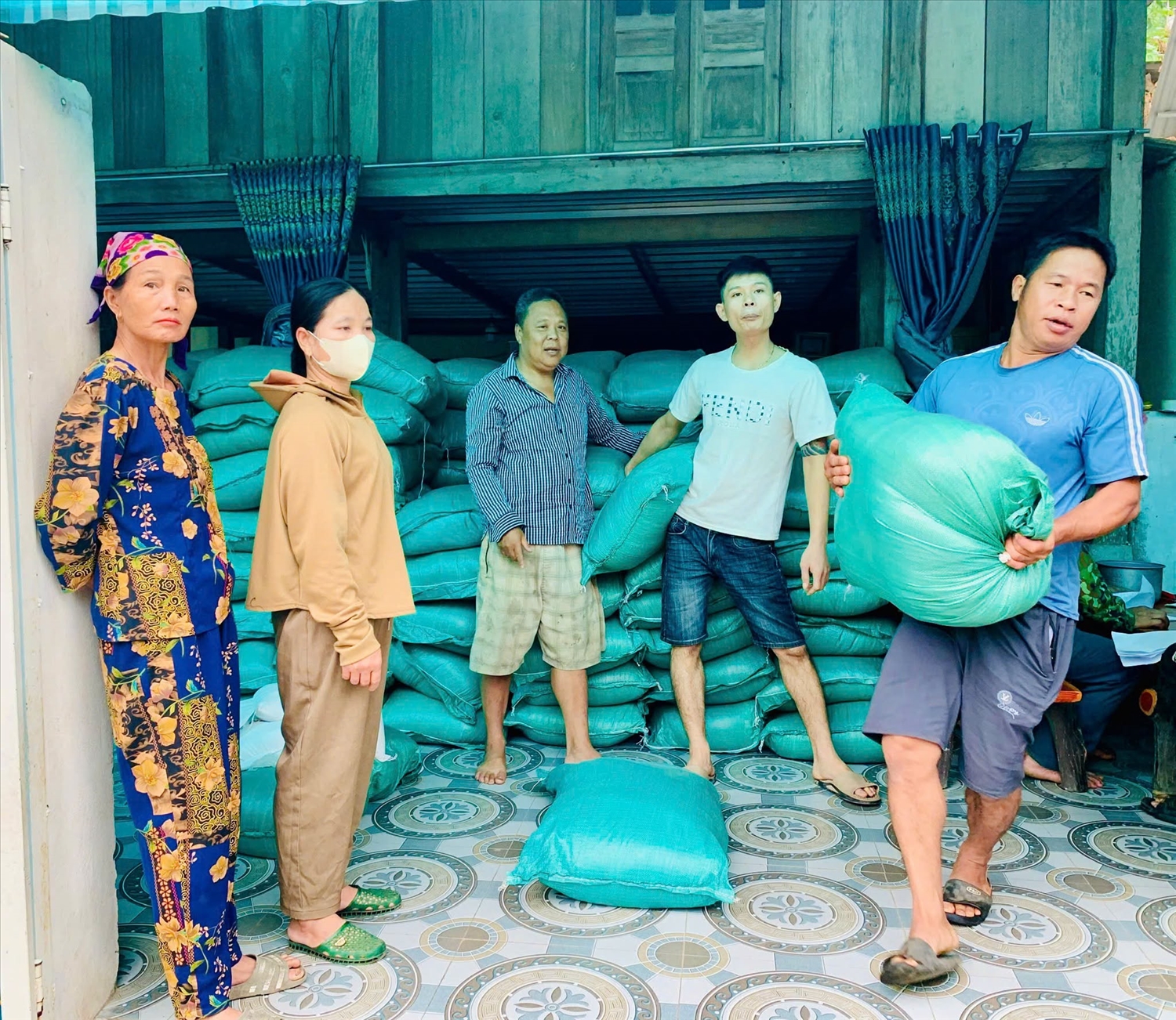 Xã Mường Lát cấp phát gạo hỗ trợ người dân bảo vệ và phát triển rừng
