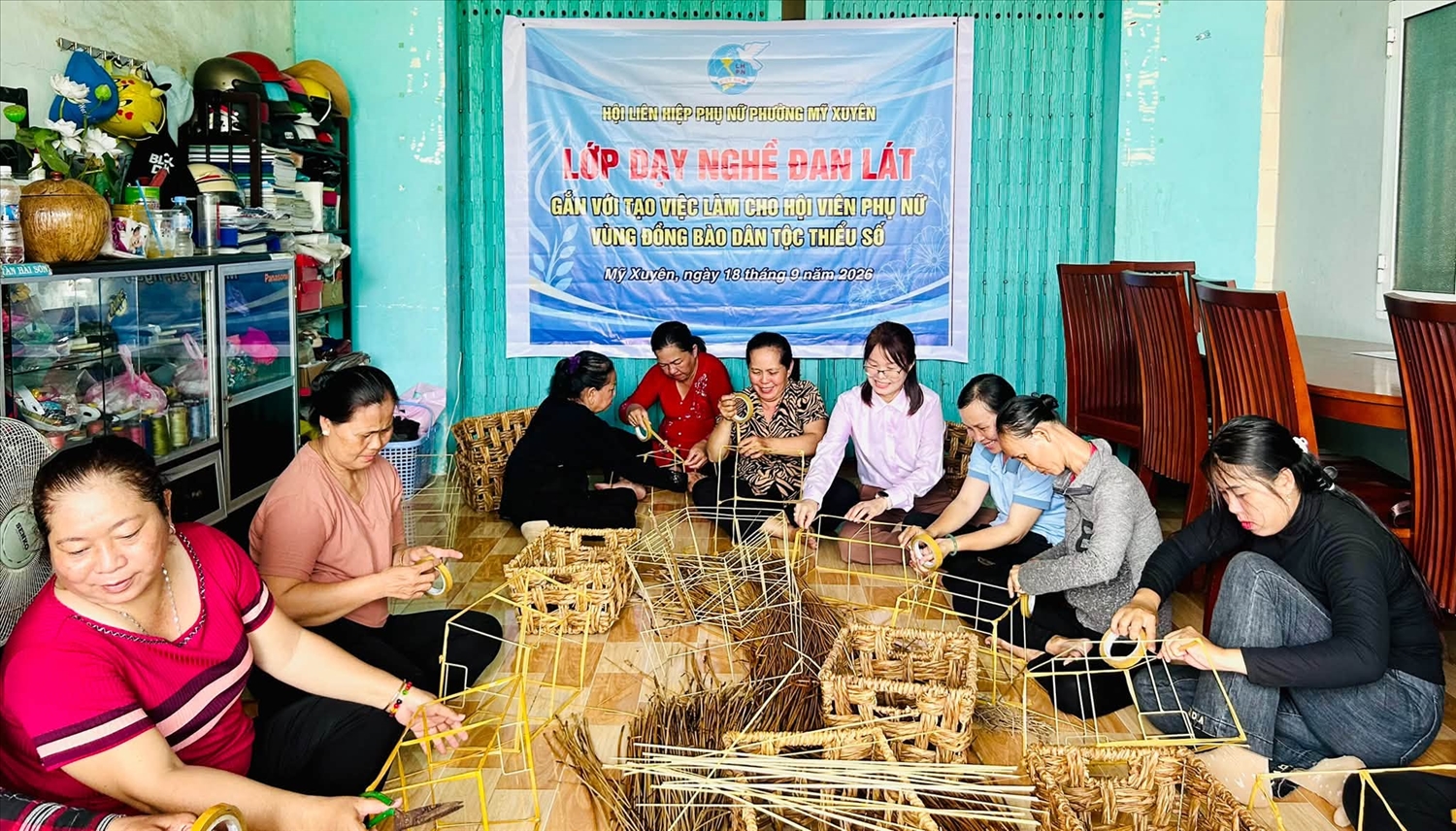 Phường Mỹ Xuyên, thành phố Cần Thơ dạy nghề đan lát cho phụ nữ dân tộc thiểu số trên địa bàn