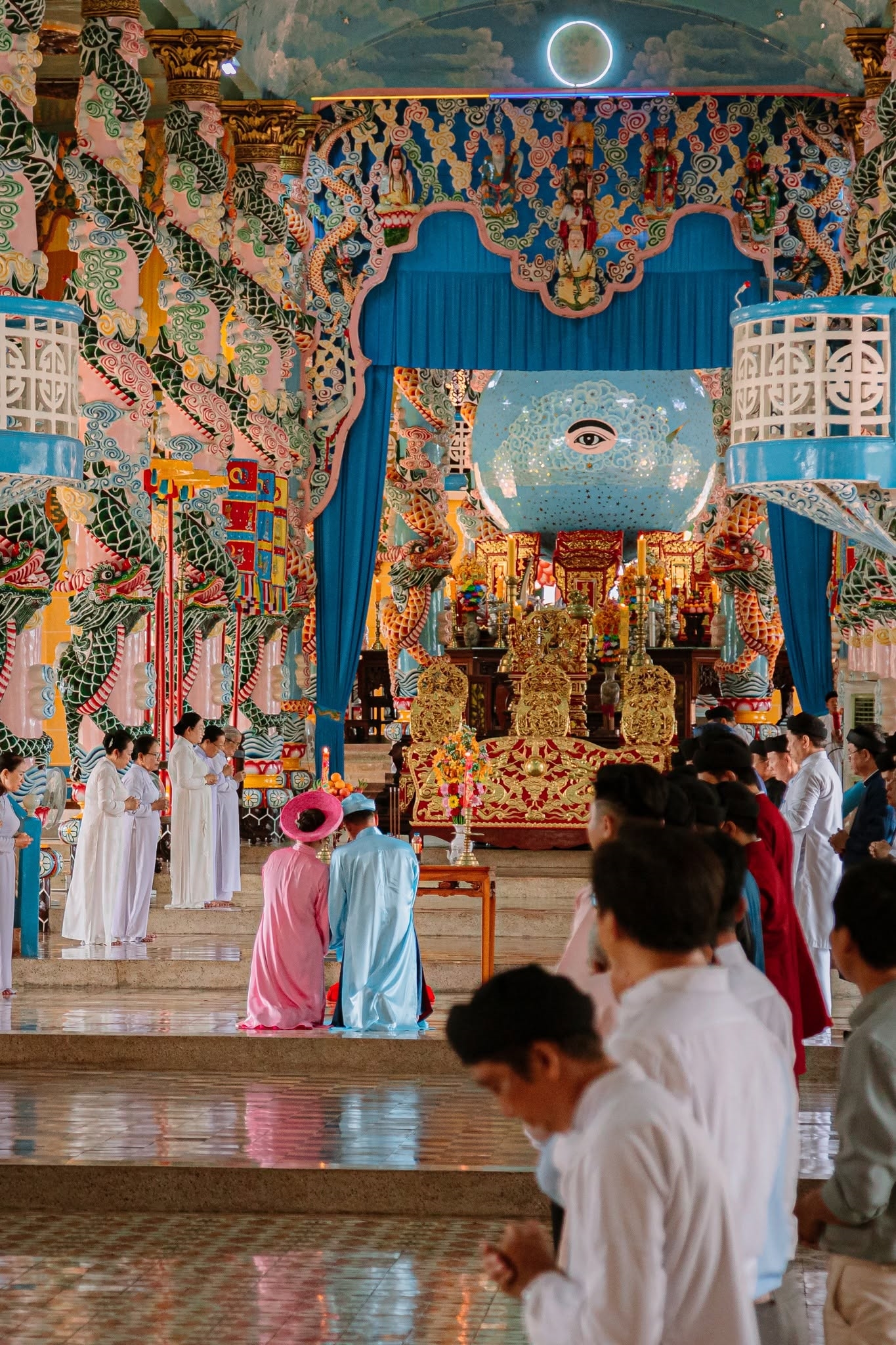 Tín đồ Cao Đài, tuân thủ chặt chẽ chế độ một vợ một chồng và tuyệt đối dựa trên sự tự nguyện, không có sự ép buộc