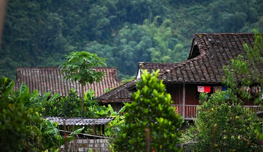 Điểm đặc biệt của Làng du lịch cộng đồng Quỳnh Sơn (xã Bắc Sơn, tỉnh Lạng Sơn) là hình ảnh những mái ngói âm dương
