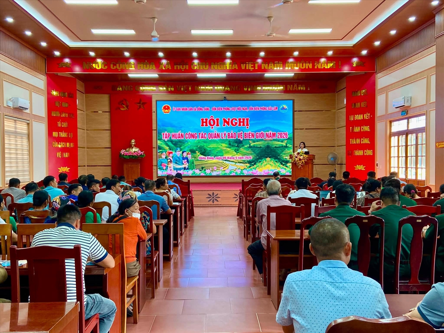 Người dân xã Đồng Đăng, tỉnh Lạng Sơn được phổ biến một số nội dung các văn bản về công tác quản lý, bảo vệ biên giới quốc gia
