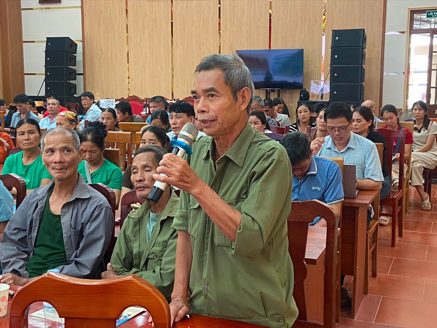 Các hộ gia đình tham gia tự quản, bảo vệ đường biên giới trên địa bàn xã Đồng Đăng (Lạng Sơn) được tập huấn công tác quản lý, bảo vệ biên giới