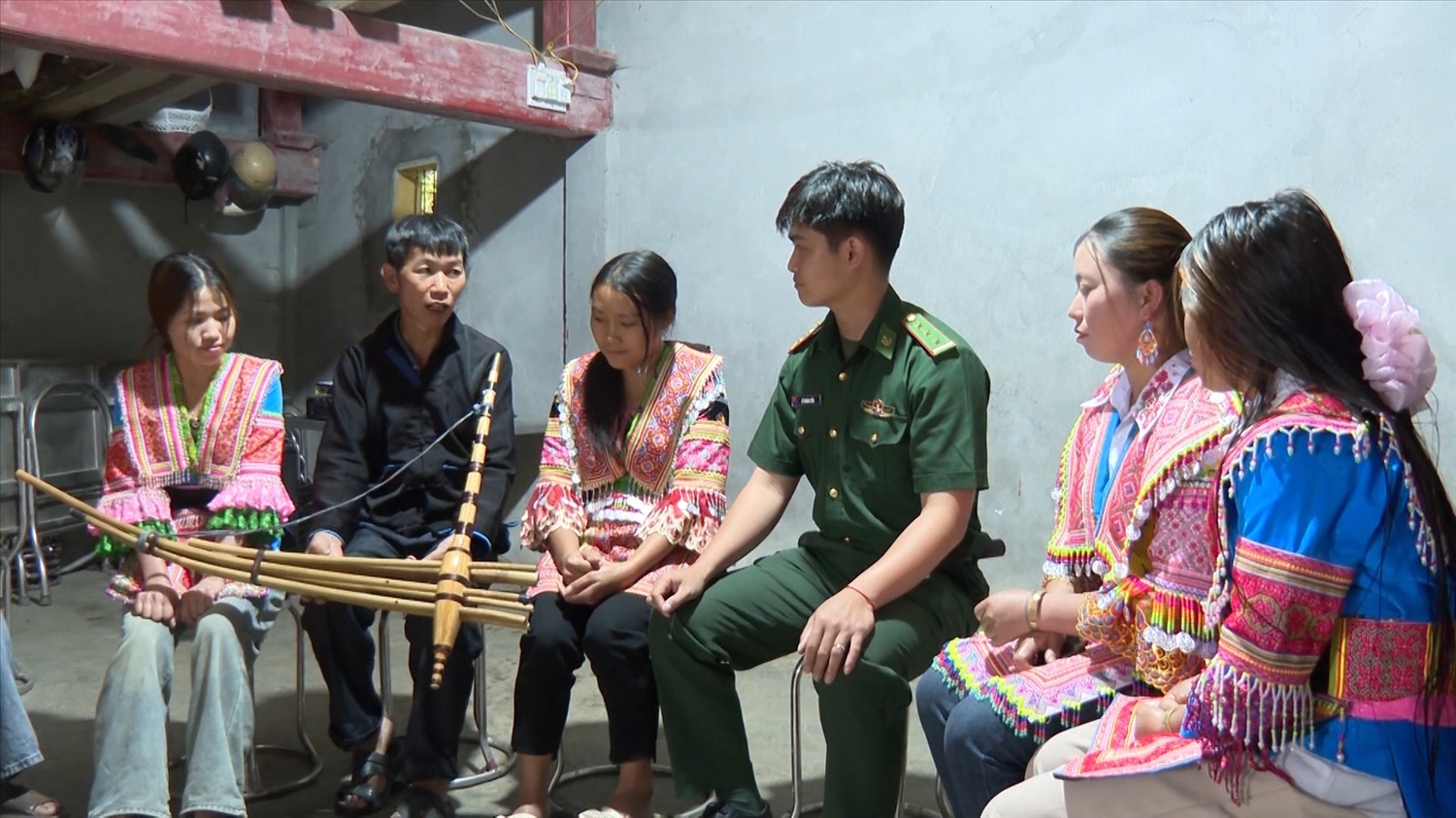 Ông Vàng A Chỉnh, dân tộc Mông, bản Ngài Thầu, xã Sì Lở Lầu tuyên truyền bà con về bảo vệ đường biên mốc giới