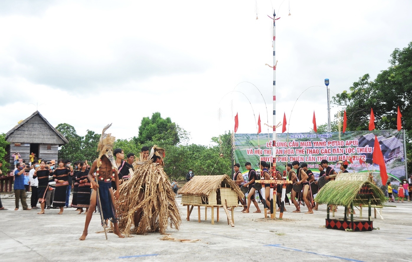 Nhiều giá trị văn hóa truyền thống có nguy cơ mai một được bảo tồn và phát huy, tạo tiền đề phát triển du lịch cộng đồng, giúp đồng bào vừa giữ gìn bản sắc vừa nâng cao thu nhập