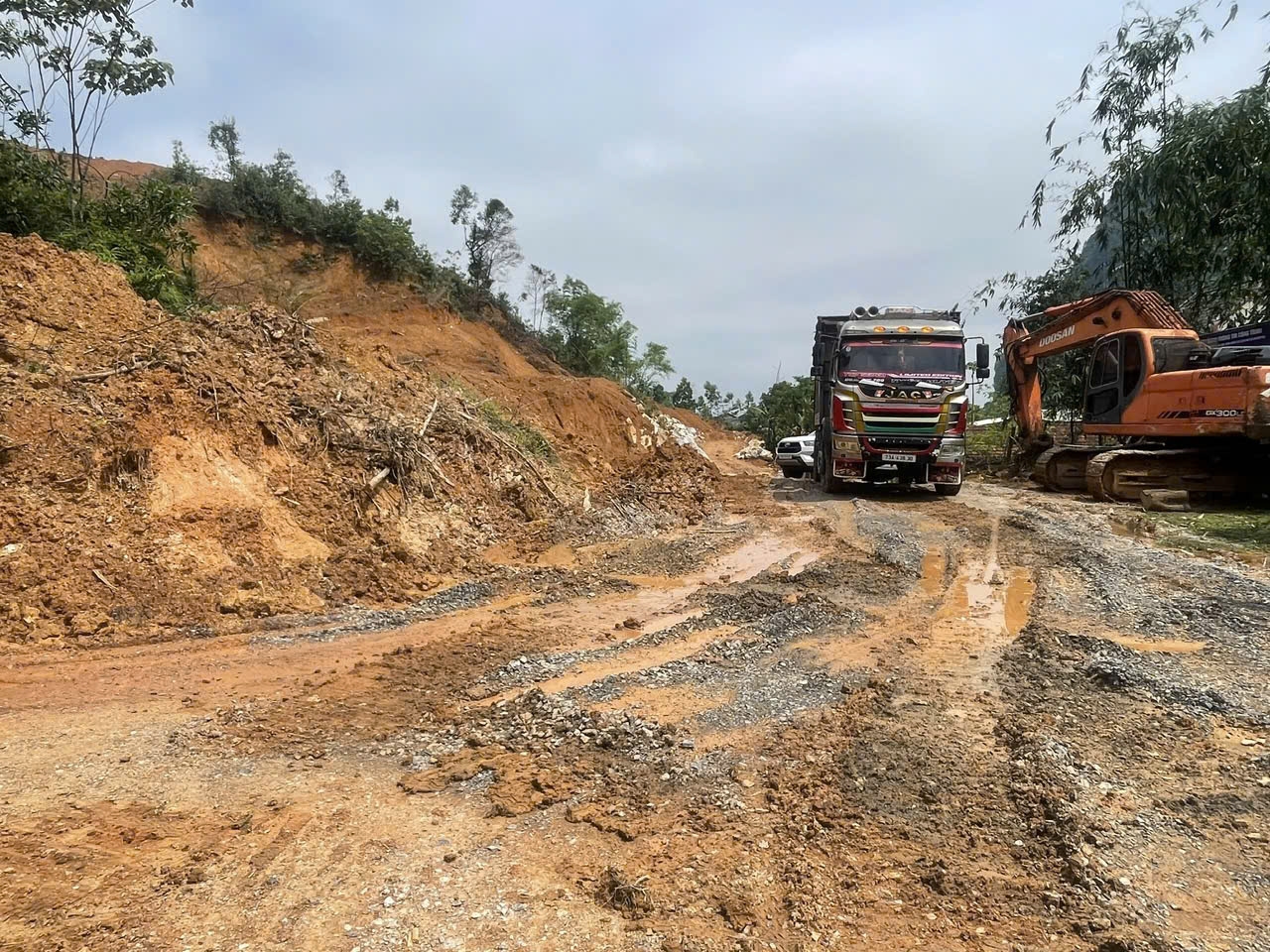 Công trình cấp bách chống sạt lở tổ Tổ dân phố 8, xã Minh Hóa hiện đang được triển khai thi công