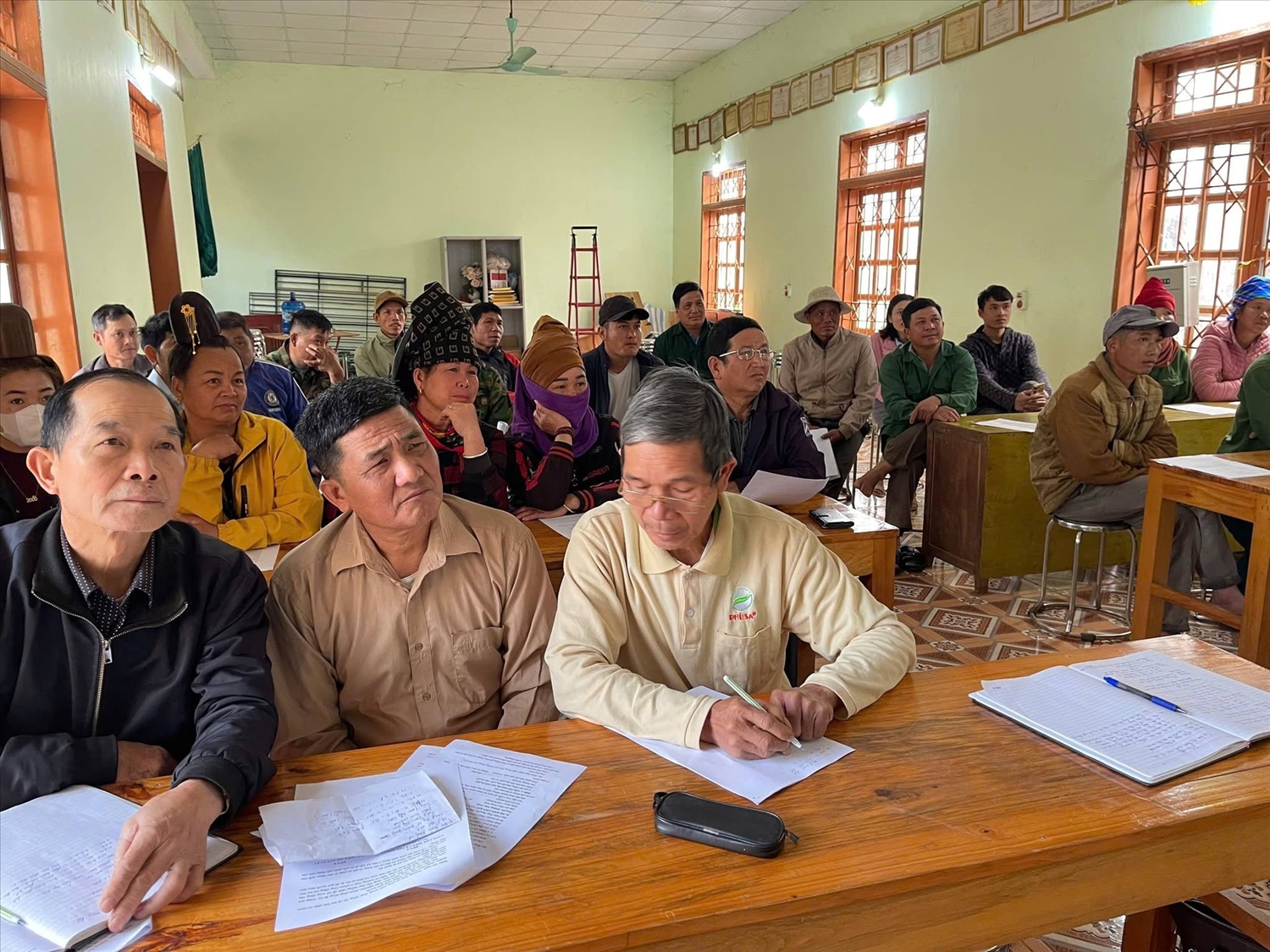 Người dân xã Chiềng Sung tham gia các lớp tập huấn kiến thức cơ bản về kỹ thuật trồng, chăm sóc cà phê