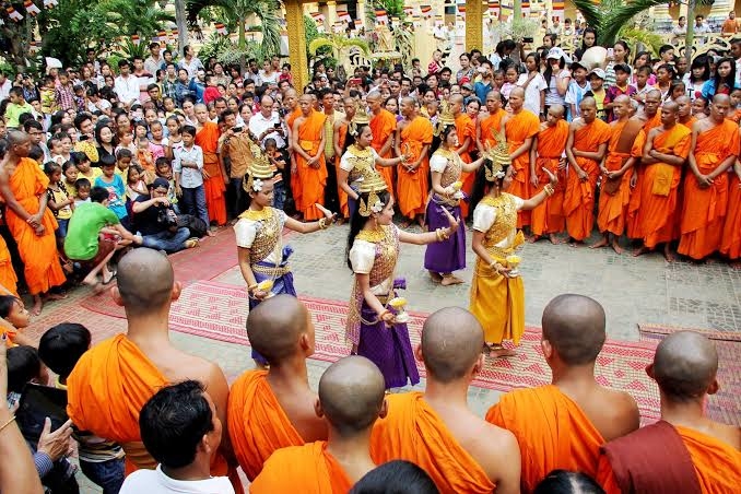 Chư tăng, achar và phật tử Khmer thực hành nghi lễ truyền thống, góp phần kết nối thế hệ và duy trì nền tảng đạo đức cộng đồng