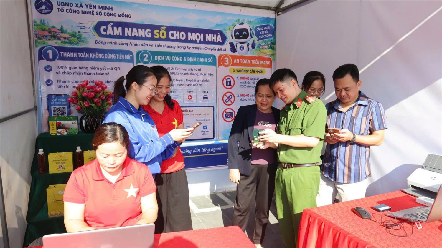 Các Tổ công nghệ số cộng đồng xã Yên Minh hướng dẫn người dân sử dụng các tiện ích số, góp phần nâng cao kỹ năng số và thúc đẩy chuyển đổi số tại cơ sở