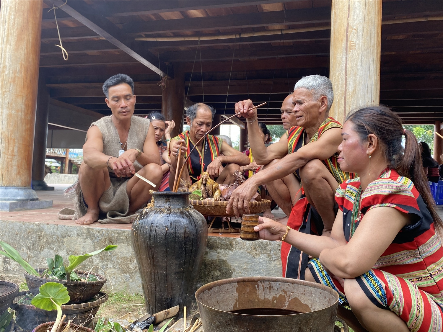Tổ an ninh buôn Triă, xã Ea Tul trao đổi, hướng dẫn người dân bảo vệ vụ mùa, khu vực sản xuất. Ảnh: Khang Anh
