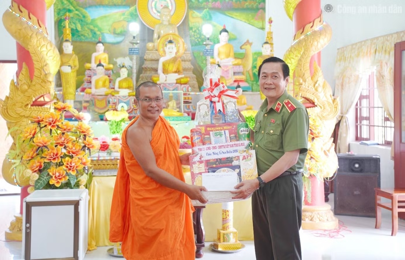 Thiếu tướng Hồ Việt Triều, Giám đốc Công an tỉnh Cà Mau chúc mừng lễ Sene Dolta tại chùa Dì Quán, xã Ninh Quới. Ảnh ND