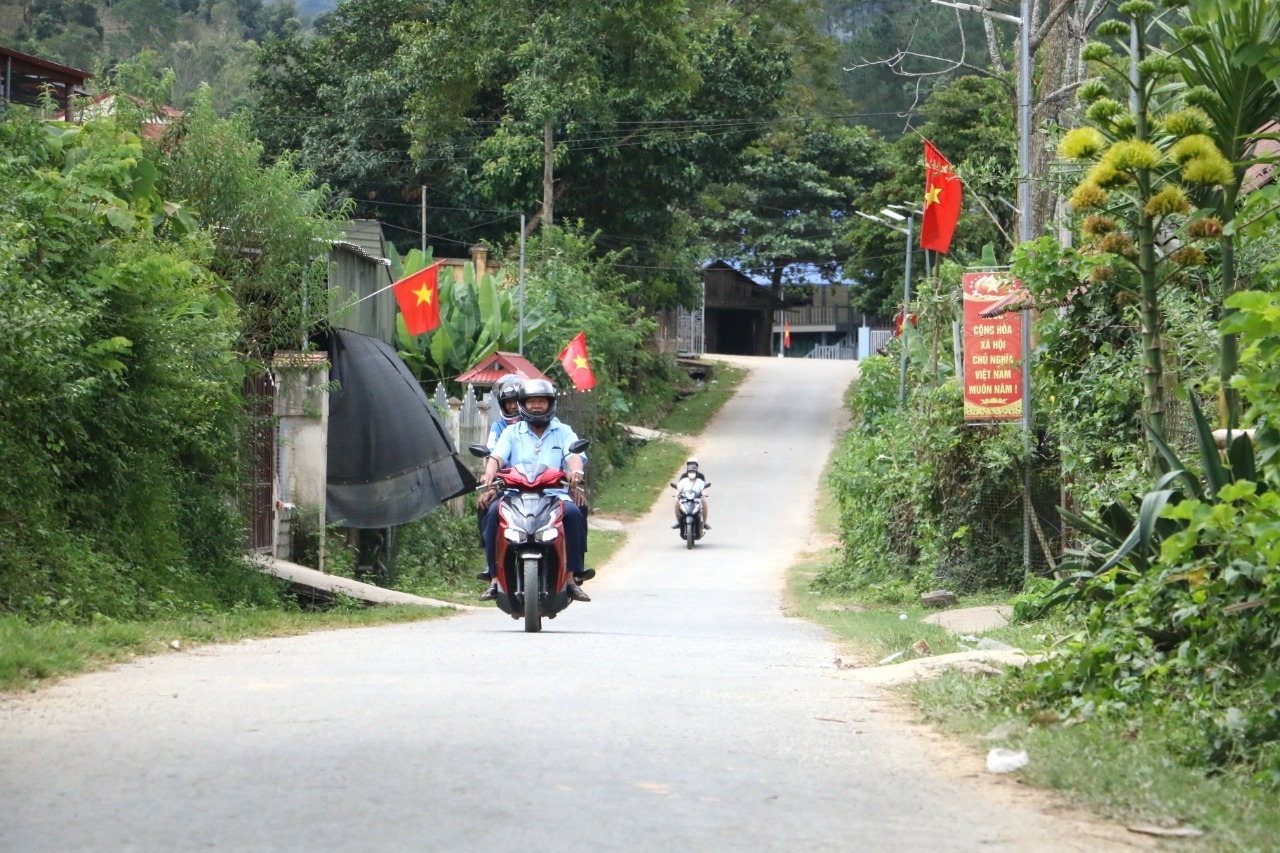 Tuyến đường vào bản Huổi Sứa, xã Mường Ảng được kiên cố hoá giúp người dân đi lại thuận tiện. Ảnh: Anh Nguyễn