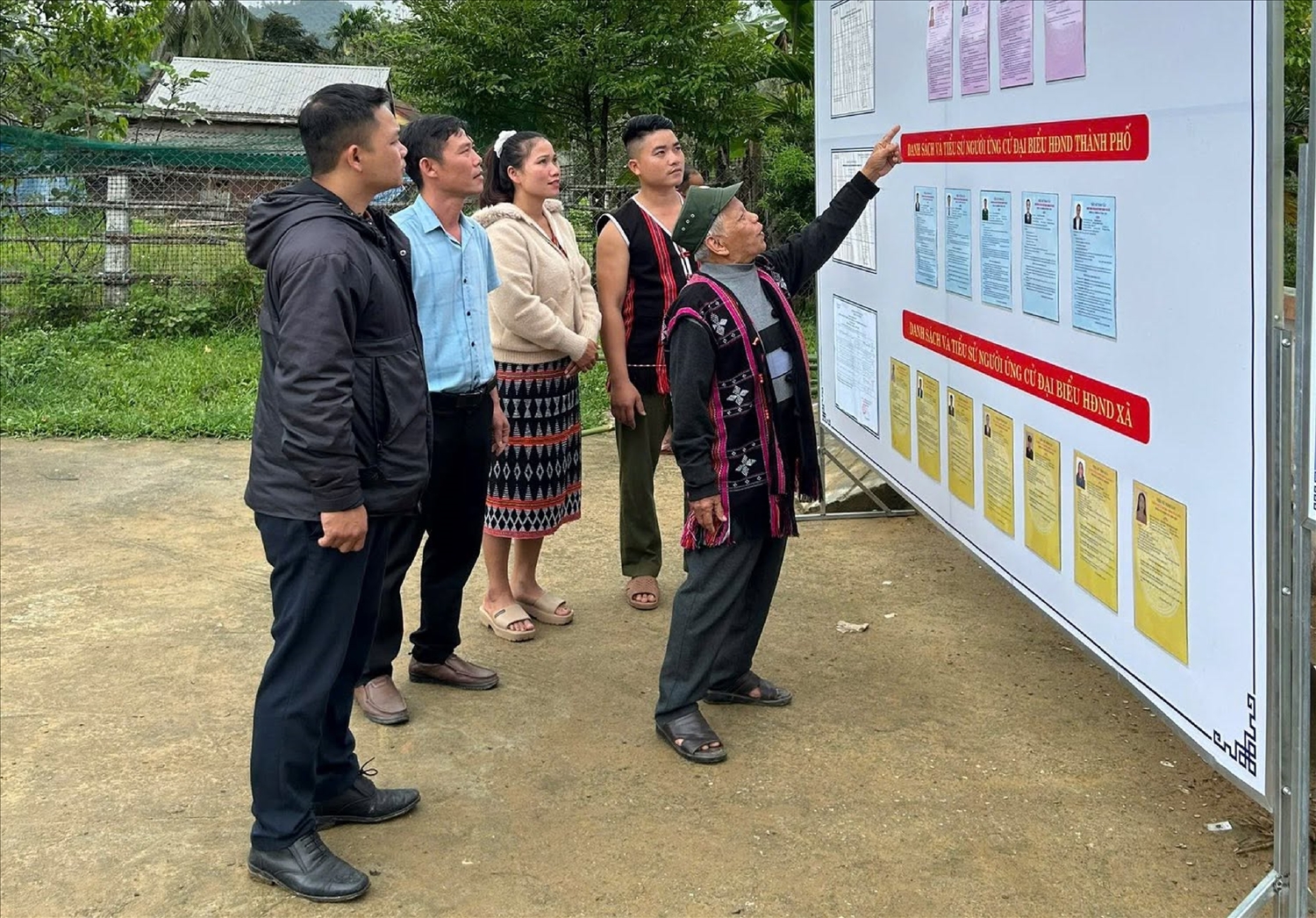 Già làng Nguyễn Hoài Nam (xã A Lưới 5) là một trong những điển hình tiêu biểu trong phong trào tuyên truyền giáo dục pháp luật tại địa phương