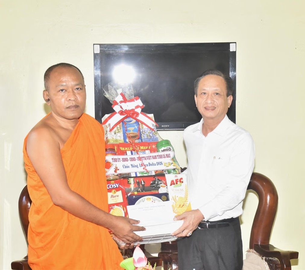 Ông Phạm Văn Thiều, Phó Bí thư Tỉnh ủy, Chủ tịch HĐND tỉnh Cà Mau, tặng quà cho Đại đức Thạch Thương, Trụ trì chùa Kim Cấu, phường Vĩnh Trạch Ảnh: T.N.