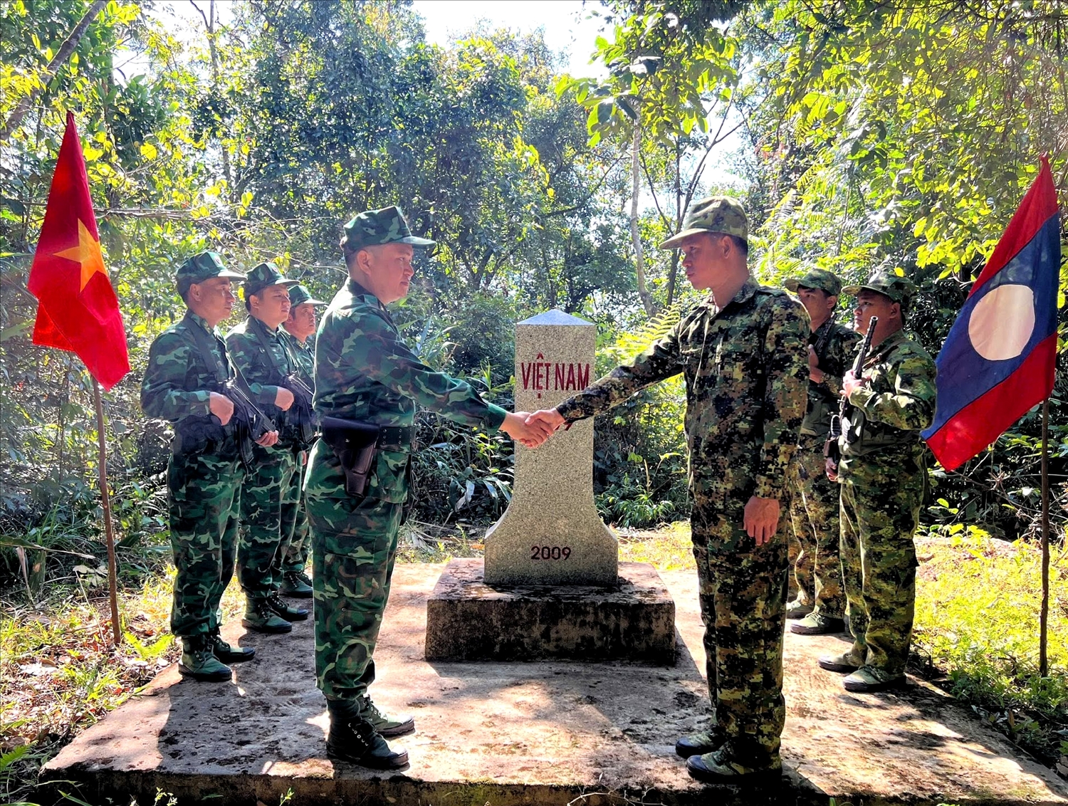 Bộ đội biên phòng bảo đảm an ninh đường biên cột mốc với phía bạn Lào
