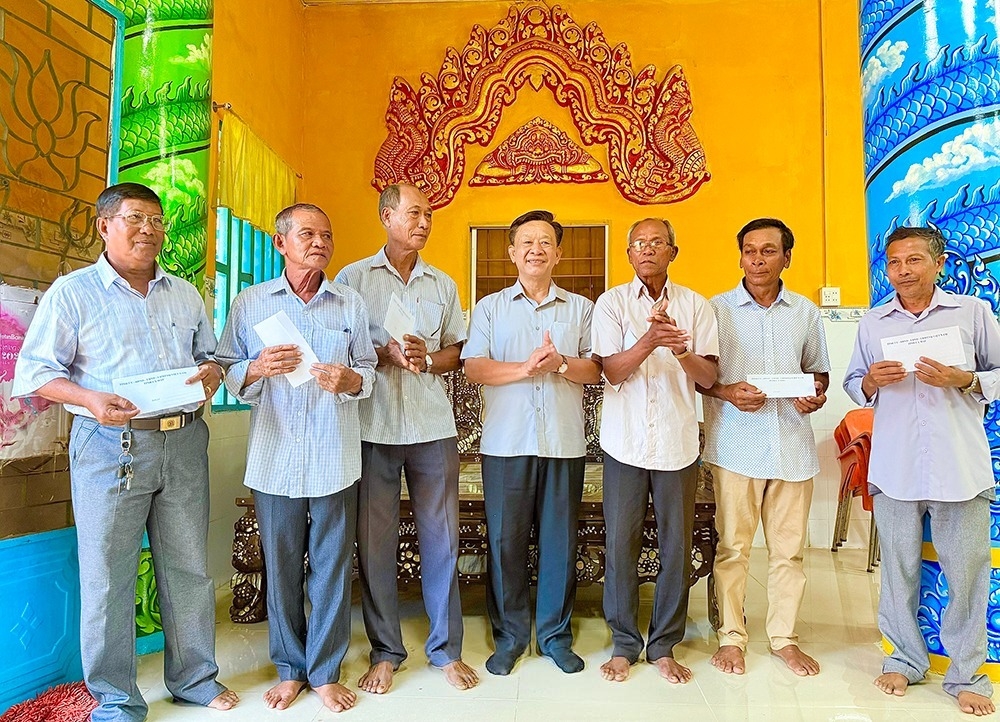 Ông Hồ Trung Việt, Trưởng ban Tuyên giáo Tỉnh ủy Cà Mau trao quà cho Người có uy tín trong đồng bào DTTS tại chùa Khmer Phường 7, tỉnh Cà Mau
