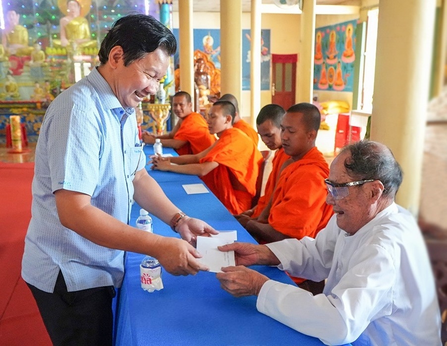 Phó Giám đốc Sở Dân tộc và Tôn giáo Nguyễn Văn Đảm trao quà đến Ban Hoằng pháp chùa Rạch Giồng nhân dịp lễ Sene Dolta