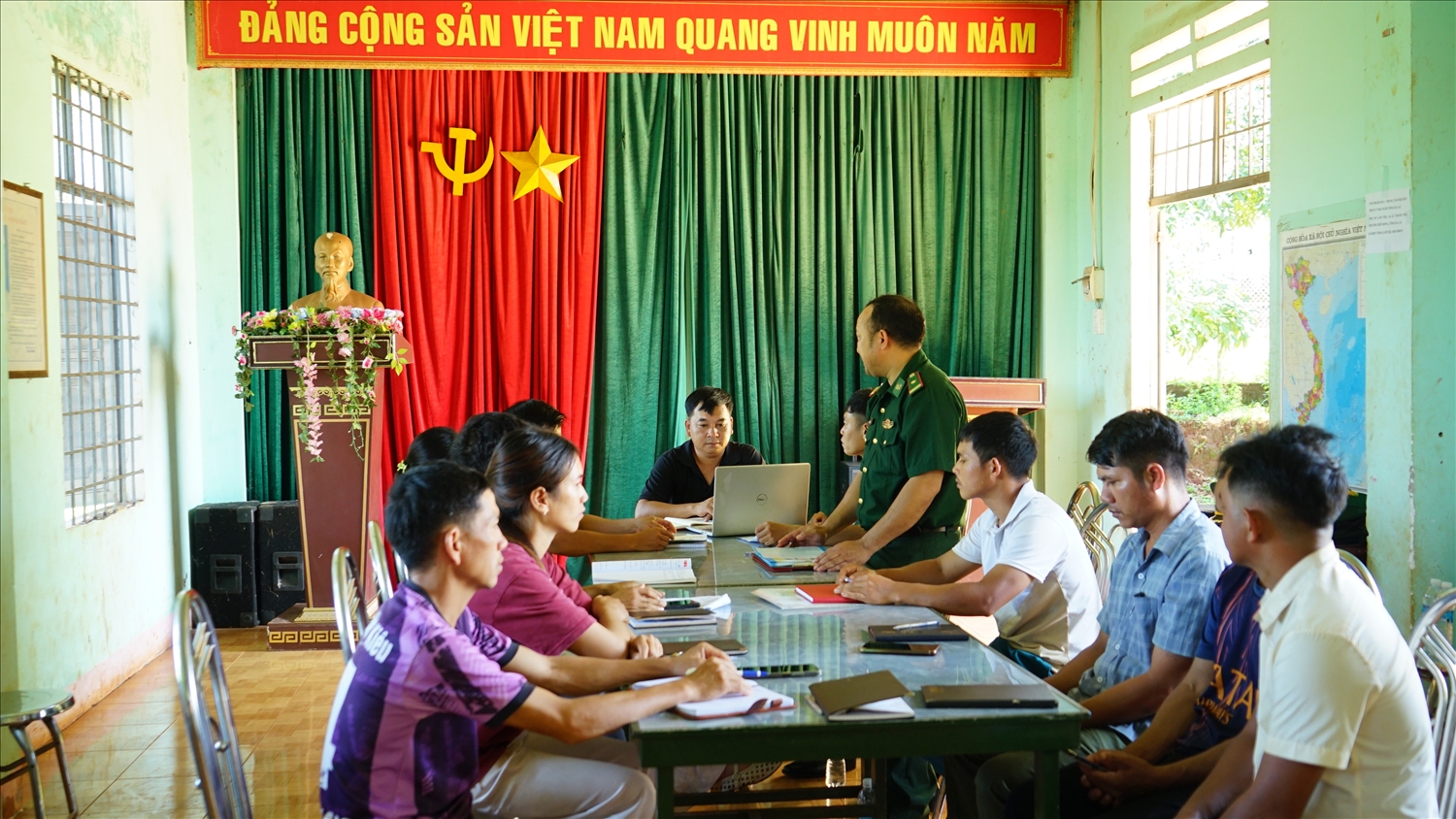 Hệ thống chính trị thôn làng tại xã Ia Chia tranh thủ các cuộc họp để tuyên truyền pháp luật cho bà con