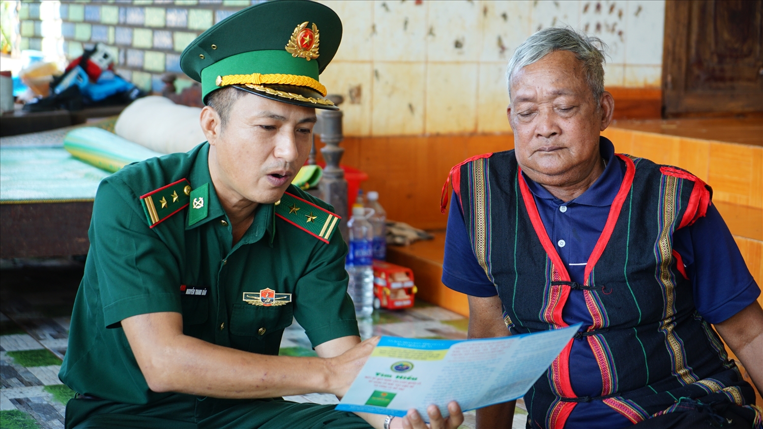 Bộ đội Biên phòng cùng già làng, Người có uy tín tuyên truyền pháp luật bằng tiếng Gia Rai ngắn gọn, dễ hiểu cho bà con