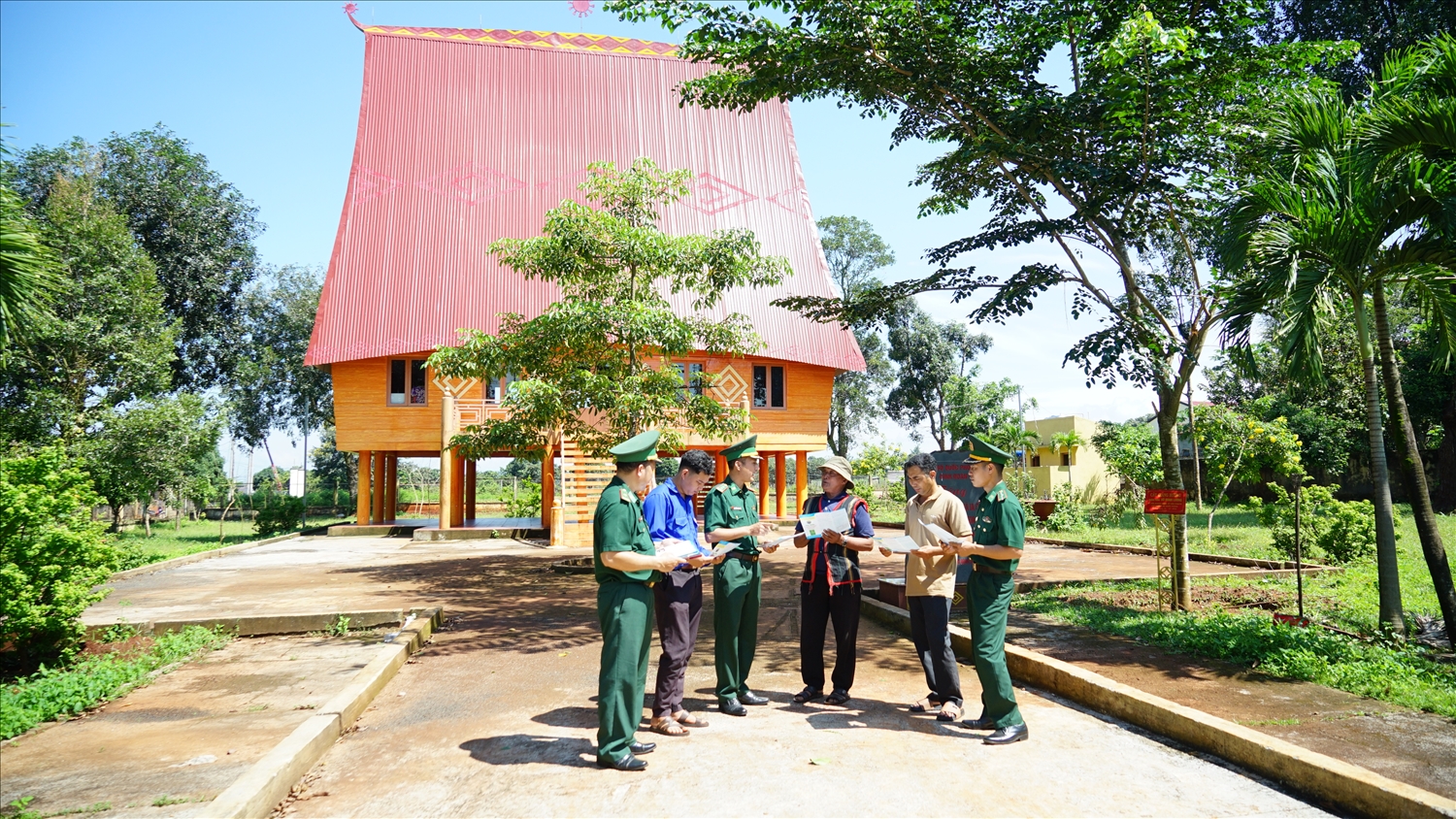 Nâng cao nhận thức pháp luật giúp bà con vùng biên giới biết cách bảo vệ quyền, lợi ích hợp pháp, gìn giữ thôn làng bình yên, góp phần bảo vệ vững biên giới