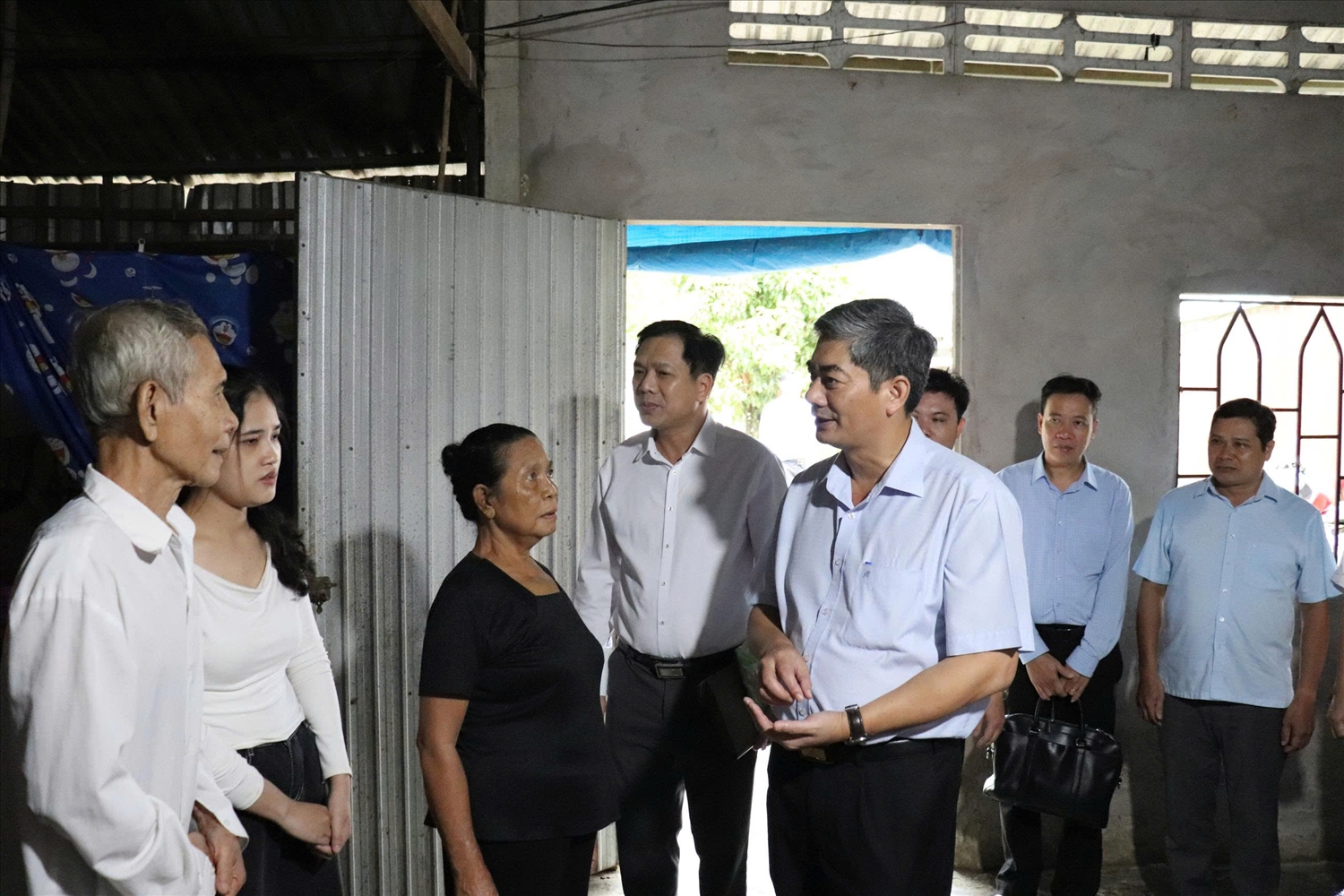 Thứ trưởng Bộ Dân tộc và Y Vinh Tơr làm trưởng đoàn kiểm tra, giám sát của thành viên Hội đồng quản trị Ngân hàng Chính sách xã hội tại tỉnh An Giang. 4