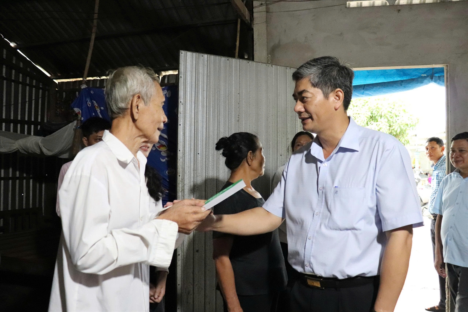 Thứ trưởng Bộ Dân tộc và Y Vinh Tơr làm trưởng đoàn kiểm tra, giám sát của thành viên Hội đồng quản trị Ngân hàng Chính sách xã hội tại tỉnh An Giang. 6
