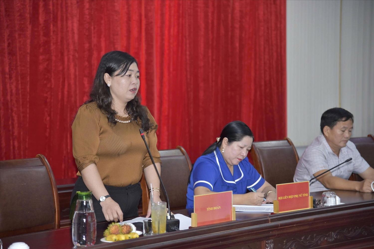 Các đại biểu trao đổi ý kiến về tình hình triển khai tín dụng chính sách trên địa bàn tỉnh An Giang tại buổi làm việc