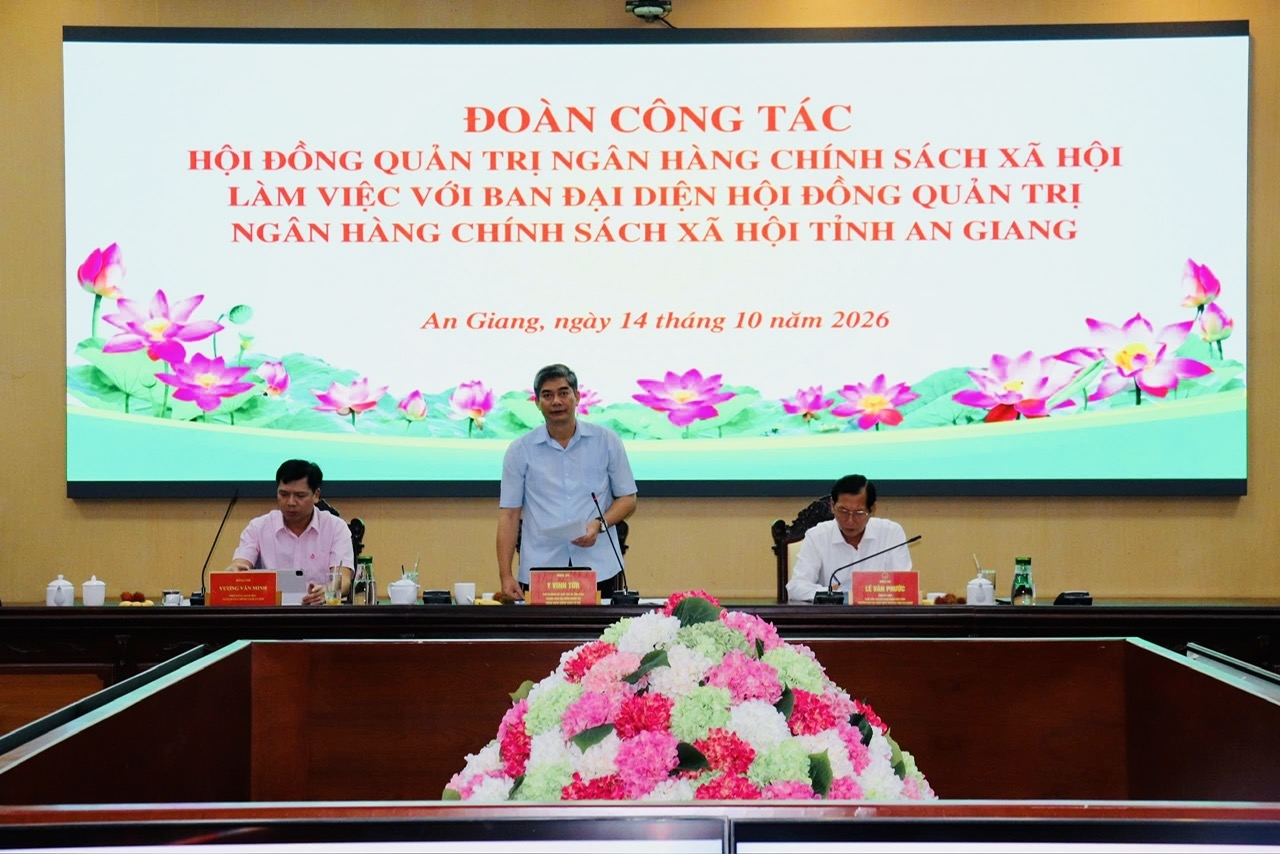 Thứ trưởng Bộ Dân tộc và Tôn giáo Y Vinh Tơr phát biểu tại buổi làm việc với Ban Đại diện Hội đồng quản trị Ngân hàng Chính sách xã hội tỉnh An Giang