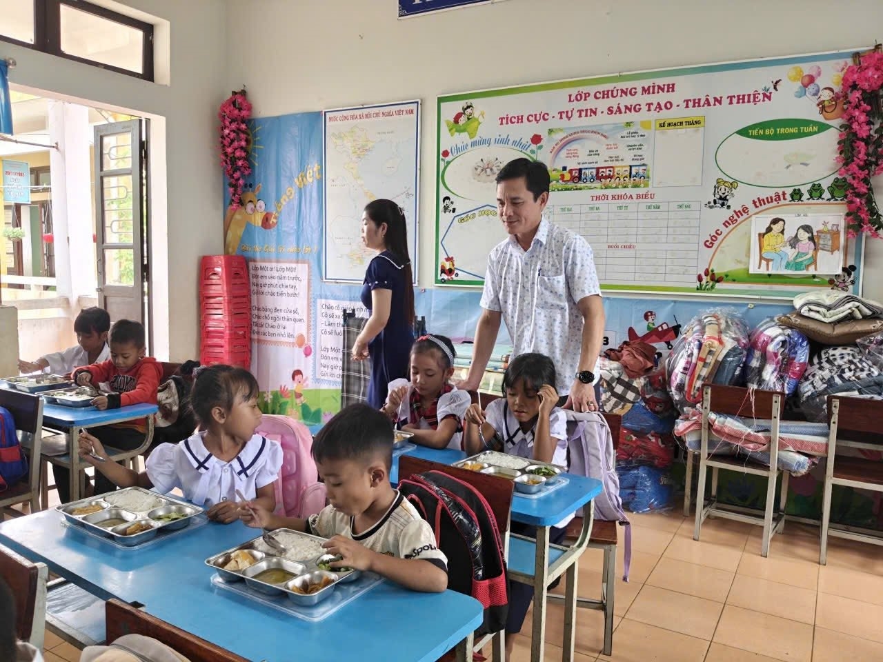 Trường Tiểu học Hồng Kim, xã A Lưới 1 tổ chức thực hiện chính sách hỗ trợ bữa ăn trưa cho học sinh