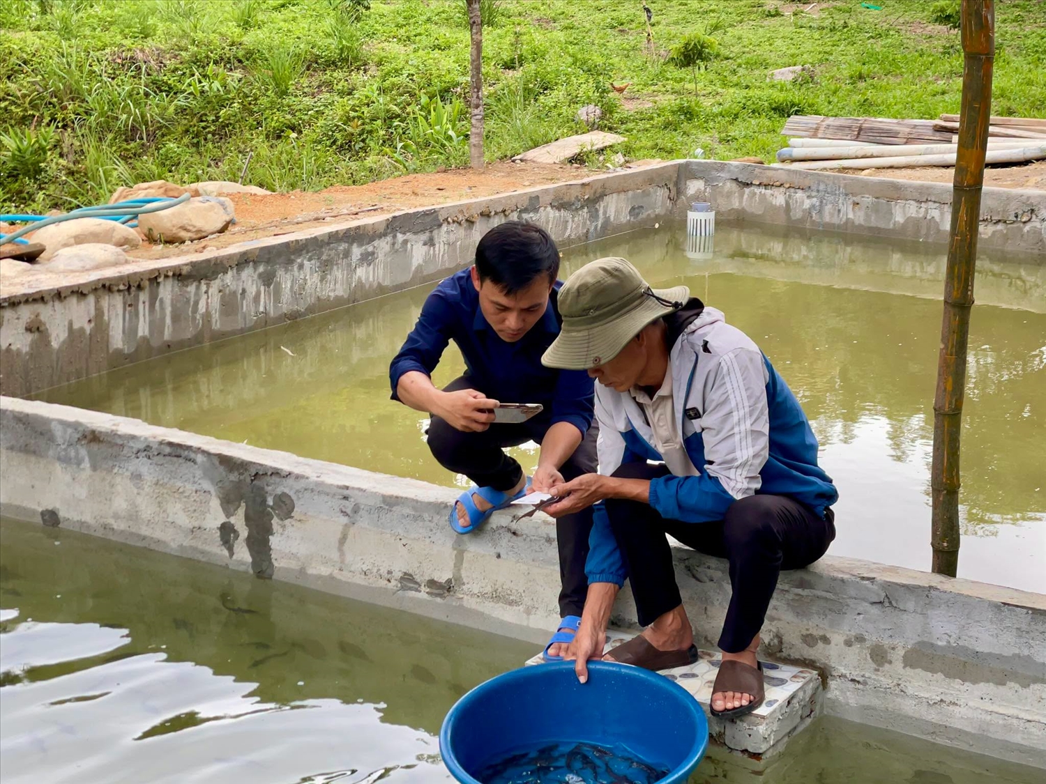 Mô hình “Ứng dụng tiến bộ kỹ thuật phát triển nuôi cá Tầm gắn với liên kết ” tại hộ gia đình bà Hồ Thị Trâm, thôn Anor, xã A Lưới 1