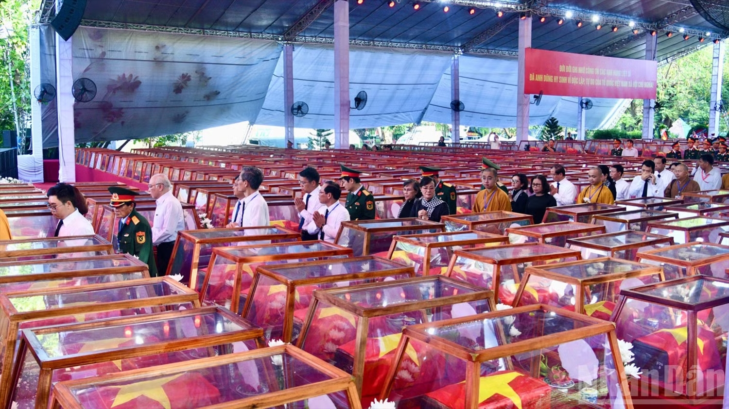 Các đồng chí lãnh đạo, nguyên lãnh đạo Đảng, Nhà nước, nhân dân vào viếng các Anh hùng liệt sĩ. (Ảnh: THANH GIANG)