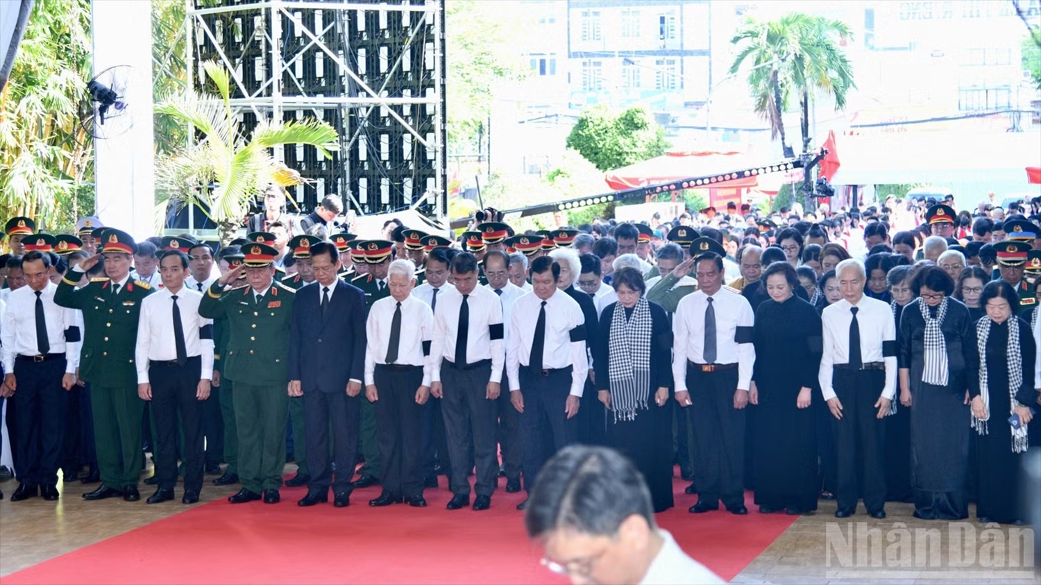 Thủ tướng Lê Minh Hưng và các đại biểu dành một phút mặc niệm tưởng nhớ các Anh hùng liệt sĩ. (Ảnh: THANH GIANG)