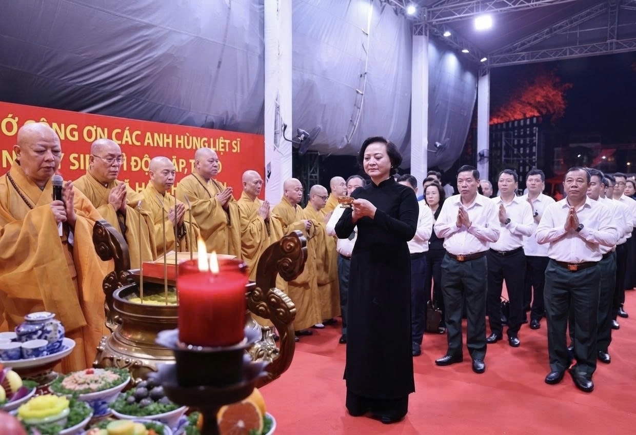 Phó Thủ tướng Phạm Thị Thanh Trà cùng các đại biểu thực hiện nghi thức cầu nguyện cho anh linh các Anh hùng liệt sĩ 