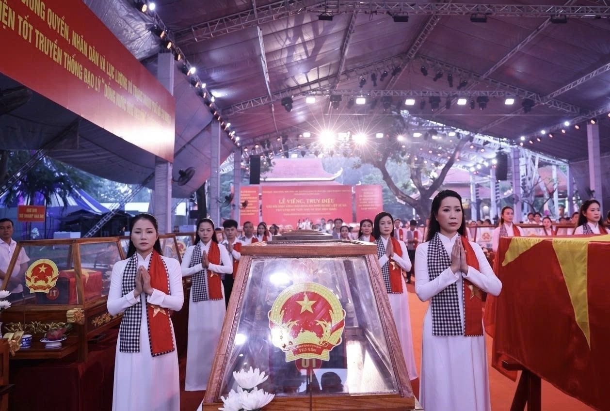 Nghi thức cầu nguyện thể hiện lòng thành kính, biết ơn đối với những người đã hy sinh vì Tổ quốc