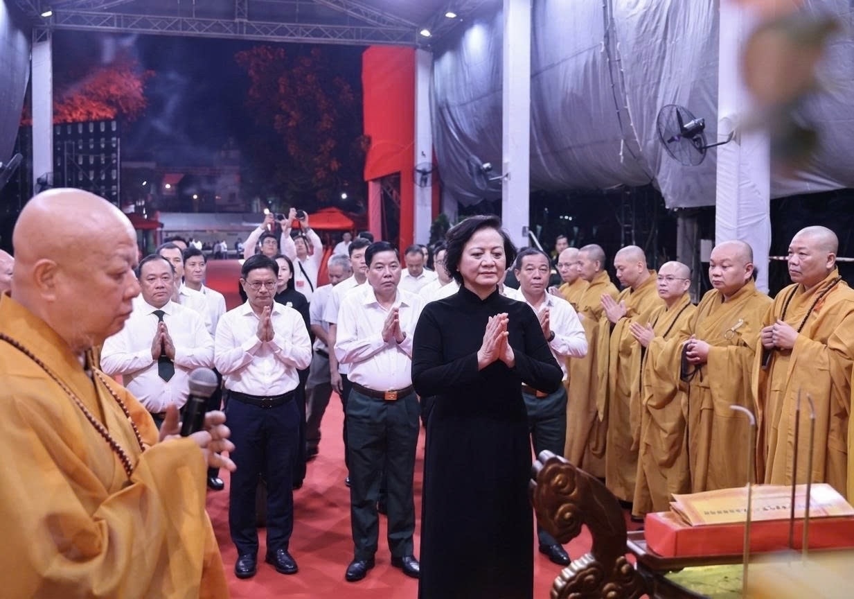 Phó Thủ tướng Phạm Thị Thanh Trà cùng các đại biểu thực hiện nghi thức cầu nguyện cho anh linh các Anh hùng liệt sĩ 