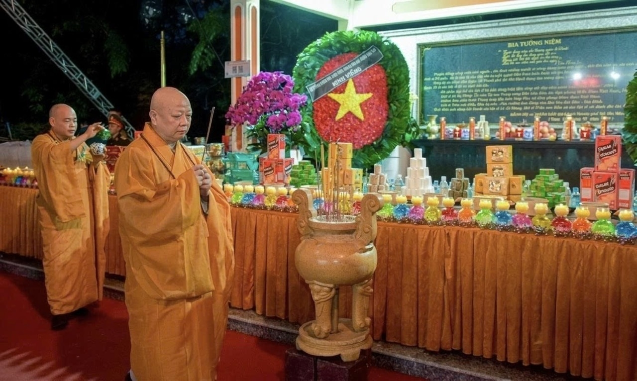 Hòa thượng Thích Lệ Trang chủ trì buổi lễ