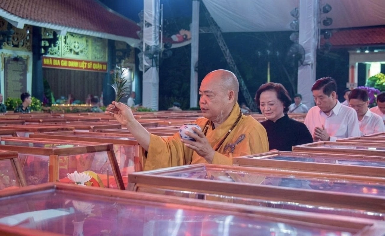 Buổi lễ diễn ra trong không khí trang nghiêm, thành kính