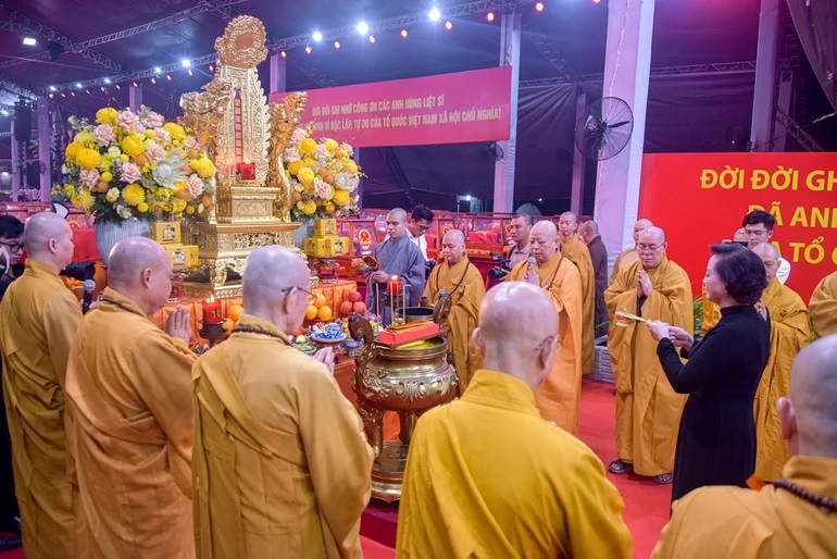 Khóa lễ cầu nguyện anh linh 731 liệt sĩ tại Công viên Lê Thị Riêng trước giờ diễn ra Lễ tưởng niệm, truy điệu và an táng