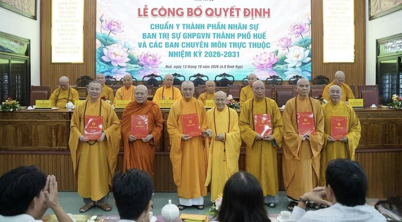 Trao Quyết định đến Hòa thượng Trưởng ban Trị sự và các Phó ban Trị sự Giáo hội Phật giáo Việt Nam thành phố Huế