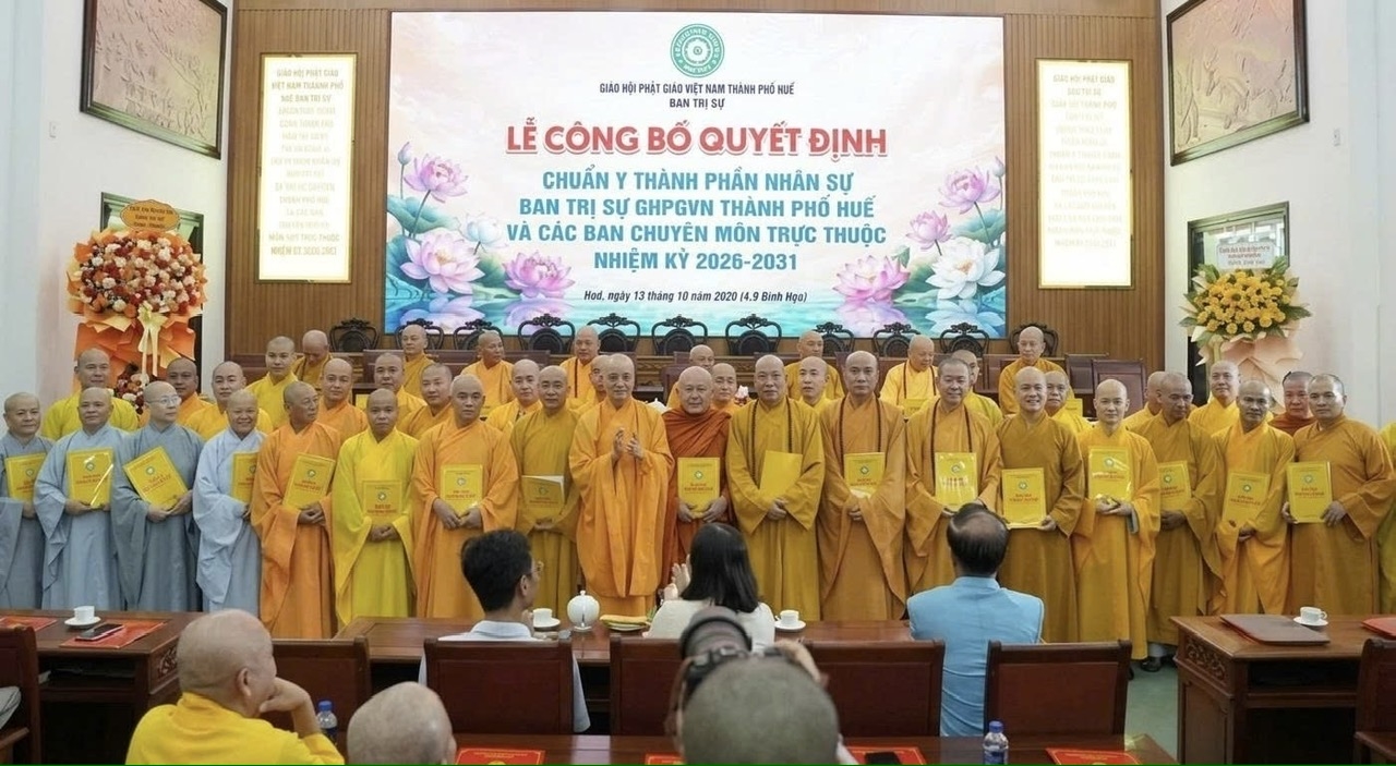 Các ban chuyên môn Giáo hội Phật giáo Việt Nam thành phố Huế nhận Quyết định chuẩn y nhân sự