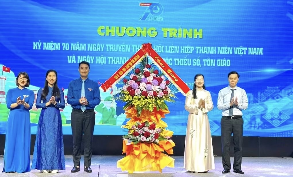 Phó Chủ tịch UBND tỉnh Lạng Sơn, Trần Thanh Nhàn tặng hoa chúc mừng Chương trình kỷ niệm 70 năm Ngày truyền thống Hội Liên hiệp Thanh niên Việt Nam (15/10/1956 - 15/10/2026)