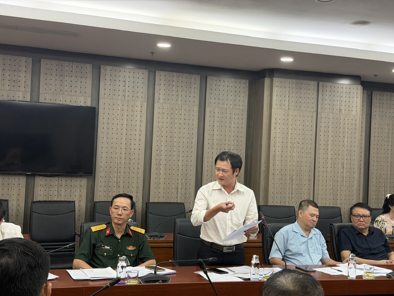 Ông Phạm Hồng Đào, Phó Chánh Văn phòng Điều phố Trung ương - Chương trình Mục tiêu quốc gia (Bộ Nông nghiệp và Môi trường) phát phiểu ý kiến tại cuộc họp