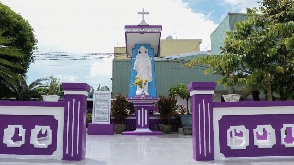 Tượng Thánh Giuse trong khuôn viên nhà thờ Xuân Phong, góp phần tạo nên không gian tôn nghiêm, gần gũi với đời sống đức tin của cộng đồng giáo dân địa phương